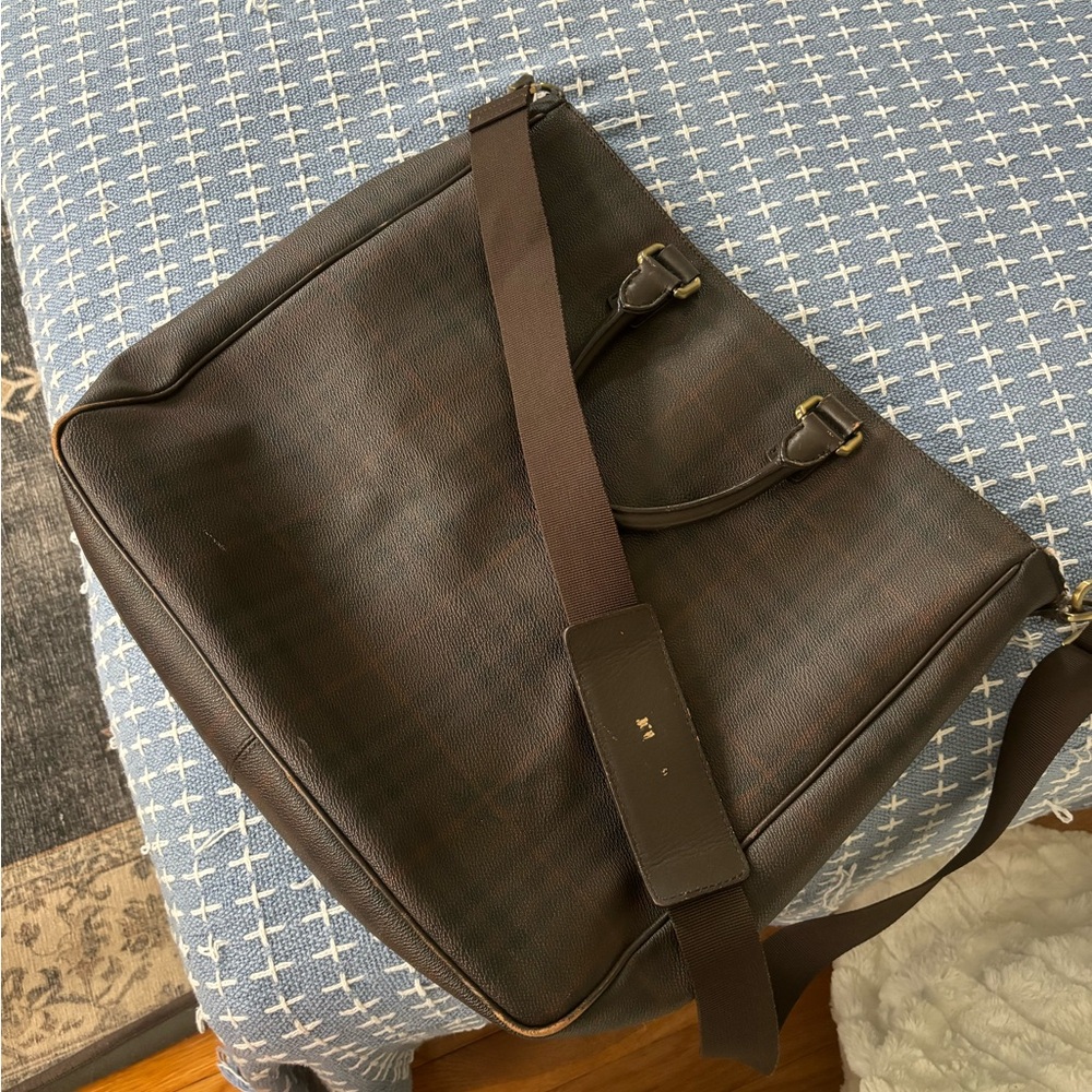 Burberry Tote with zipper closing short handles and shoulder strap
